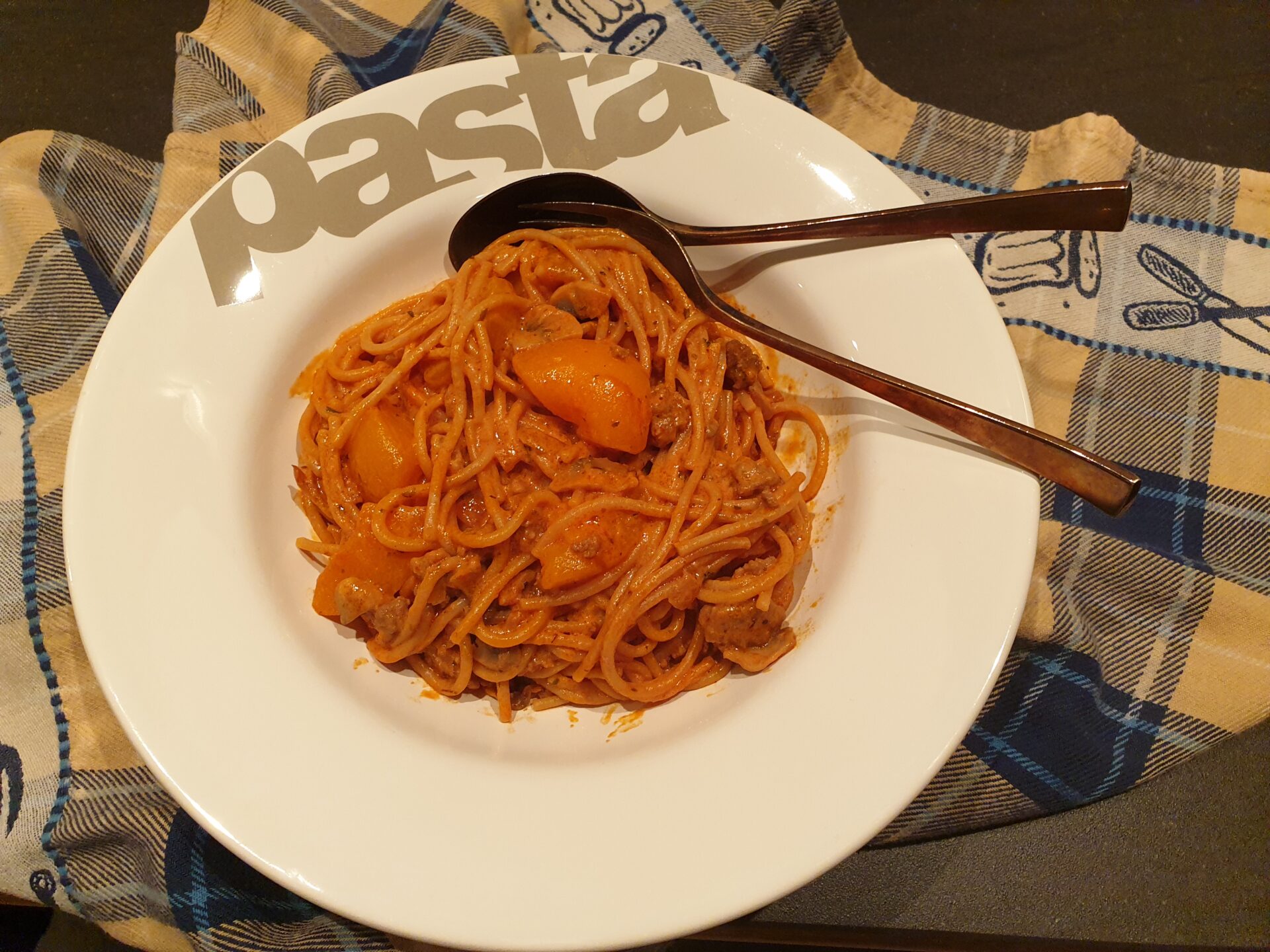 Spaghetti met perzik-gehaktsaus